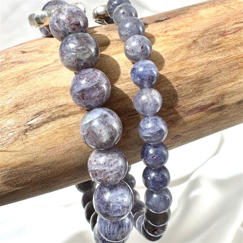 Bracelet En Perles D'iolite Saignante